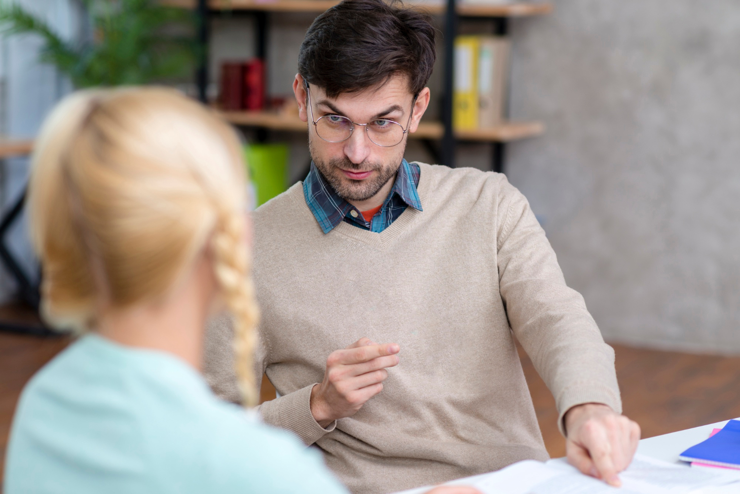 Când este timpul să consulți un psiholog: semne și situații care indică nevoia de ajutor profesional